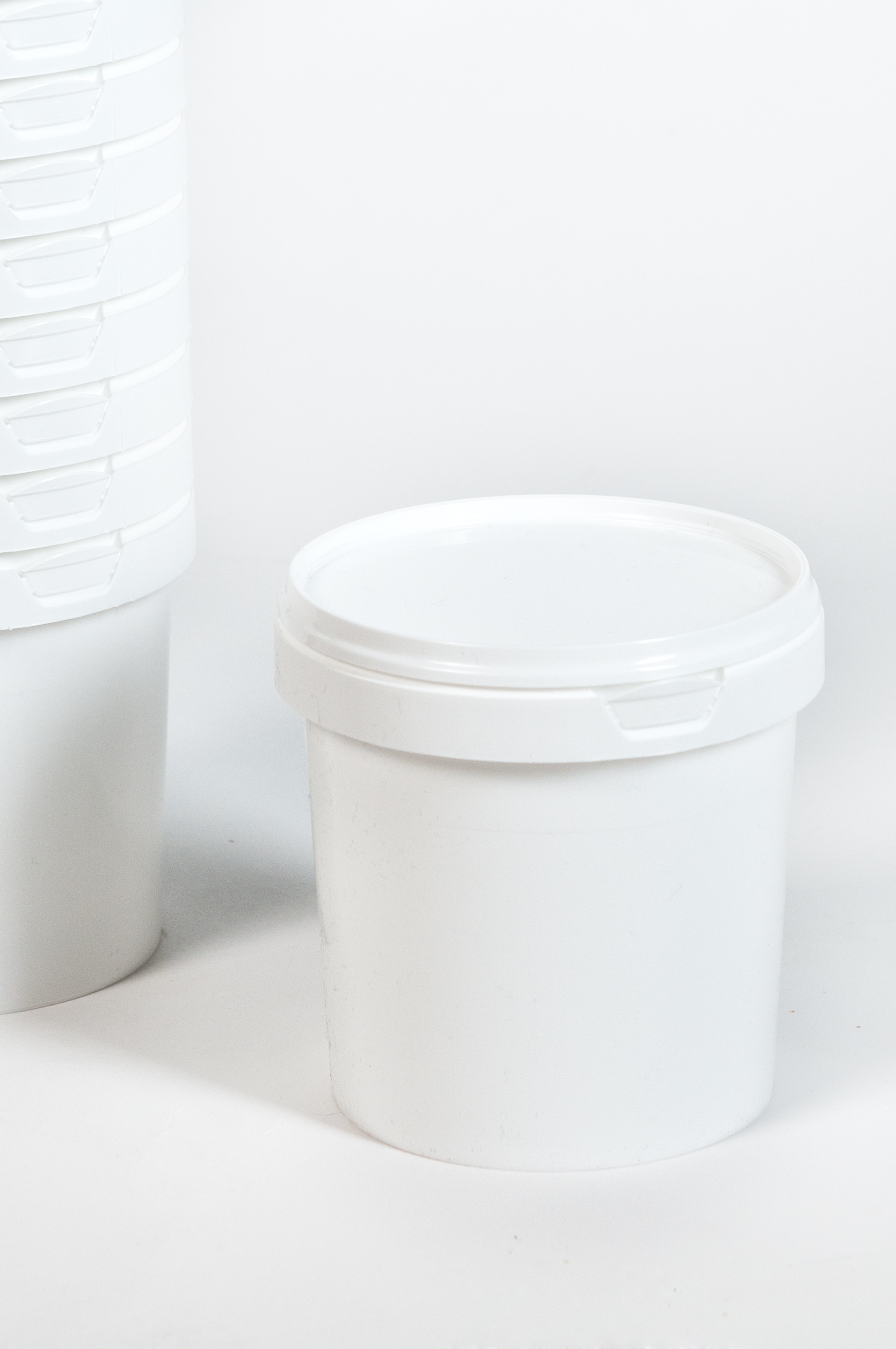 Emmer 1 liter met deksel wit vooraanzicht