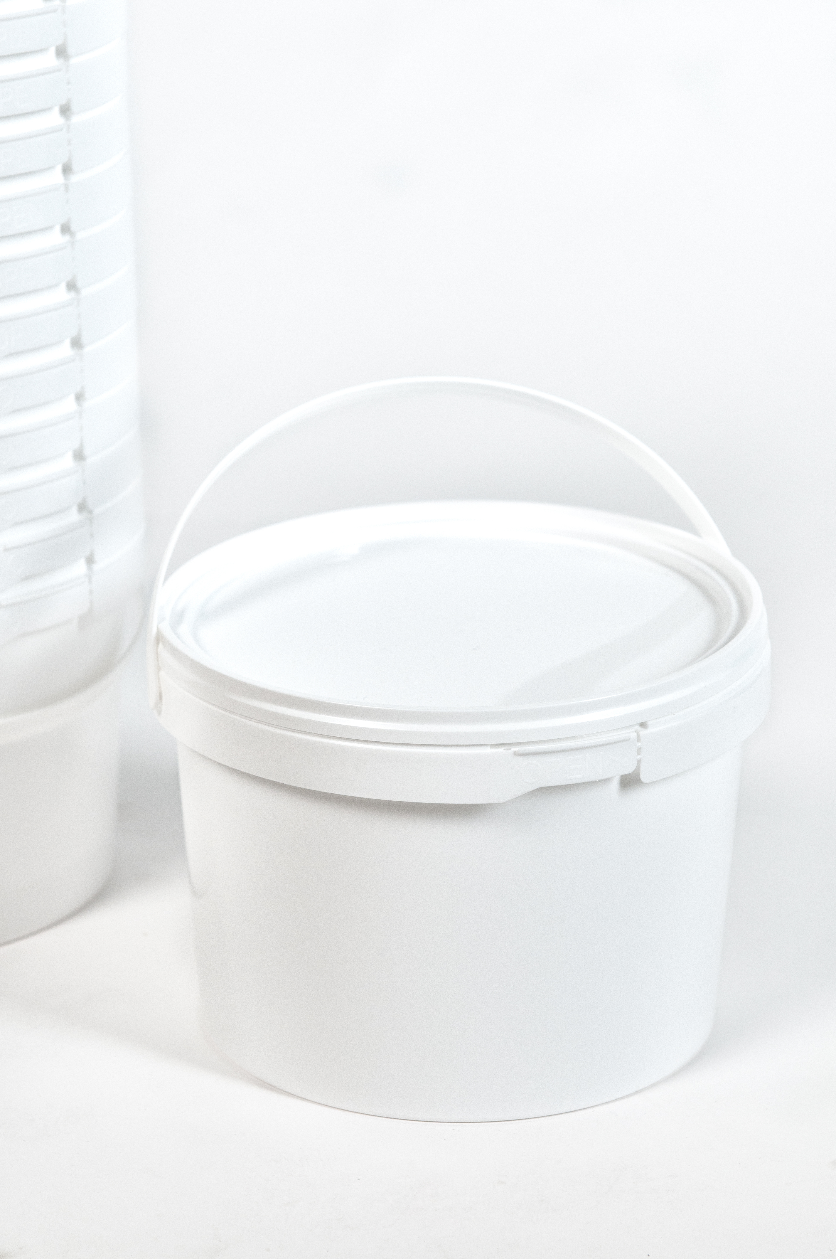 Emmer 3 liter met deksel wit vooraanzicht