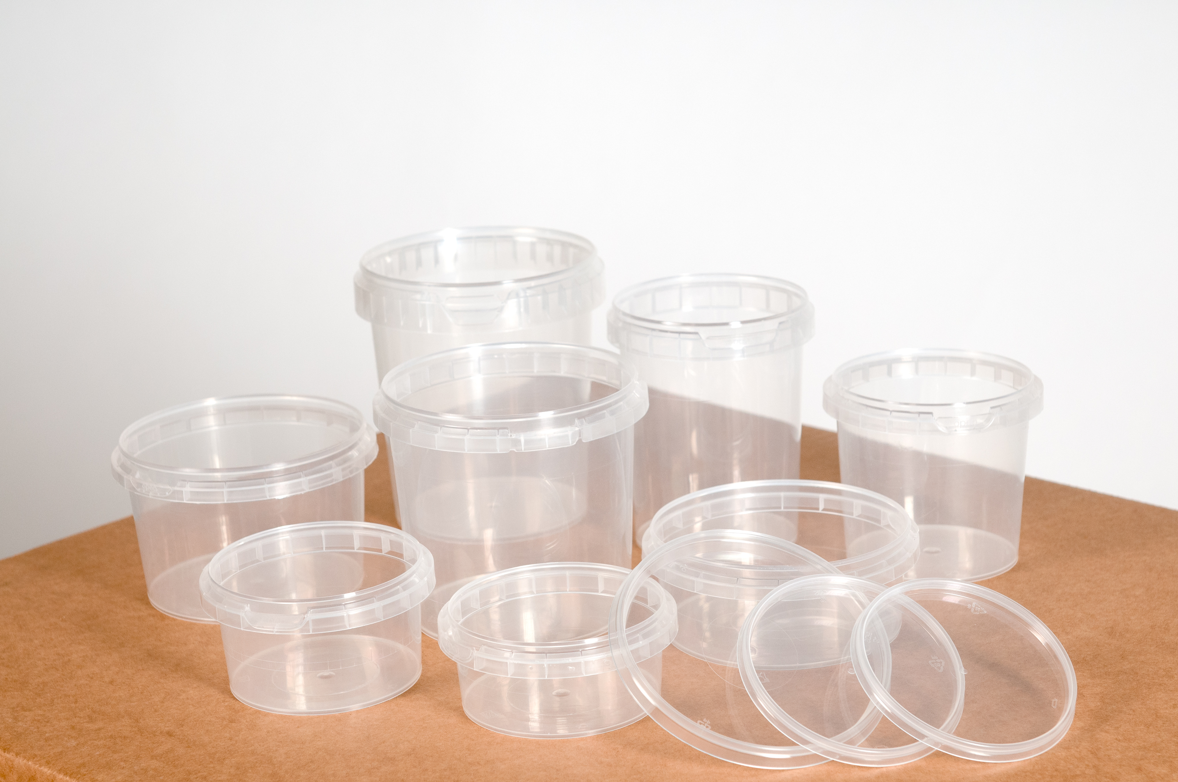 Assortiment met verschillende potjes met deksel