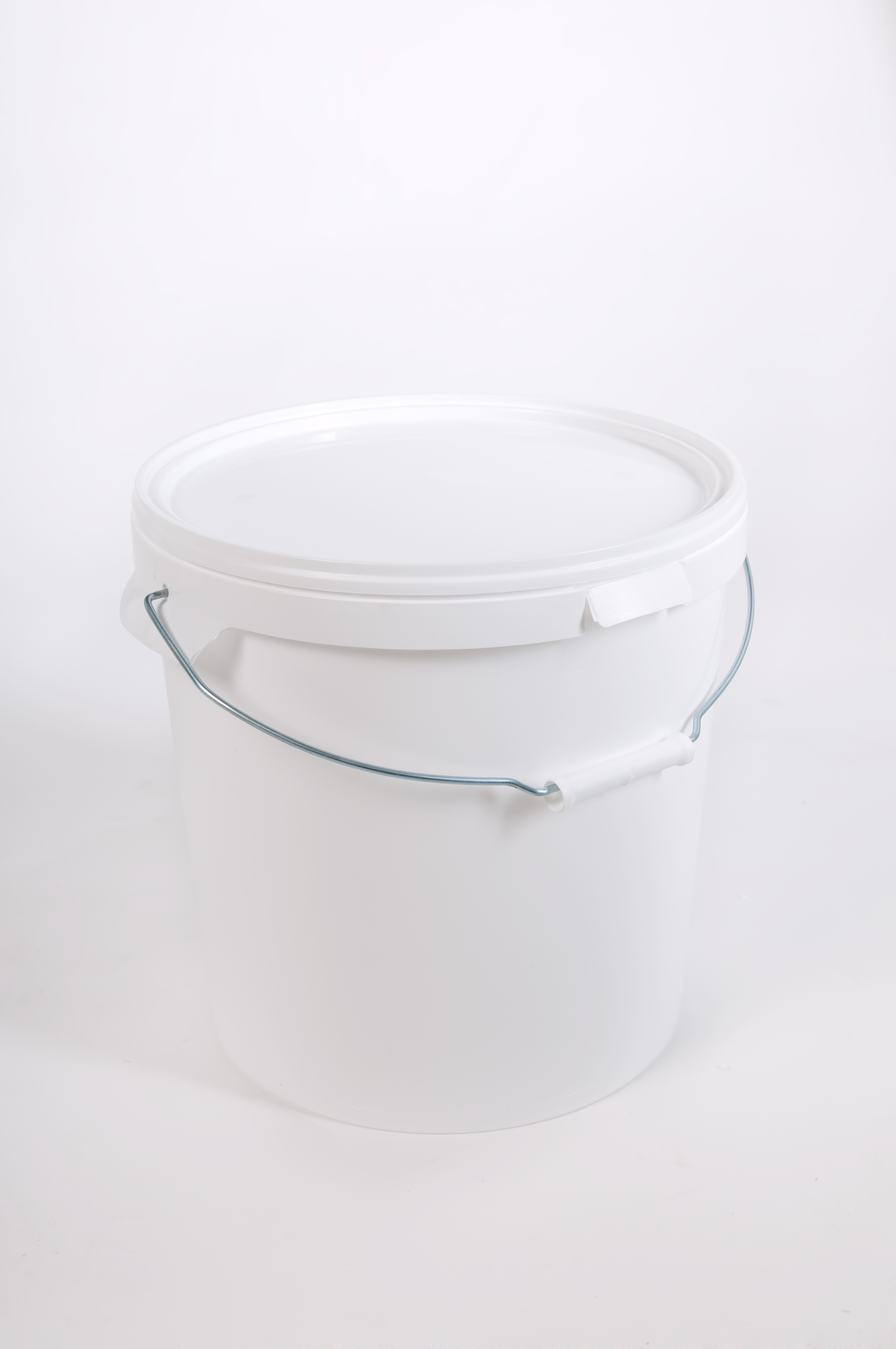 Emmer 20 liter met deksel, vooraanzicht met dichte deksel verpakkingswebwinkel 1 stuk